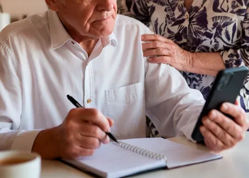 Пожилой мужчина с деменцией тренирует память