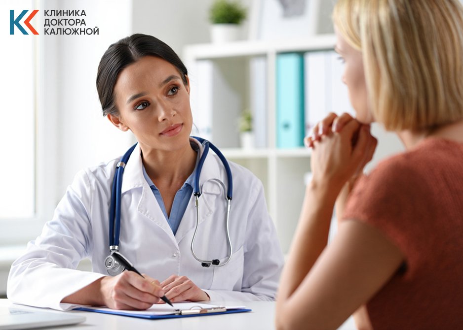 Врач проводит диагностику с пациентом